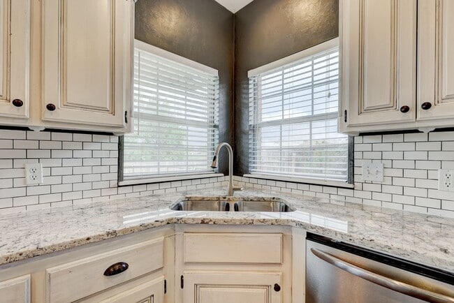 Building Photo - 1605 Silver Oak Dr