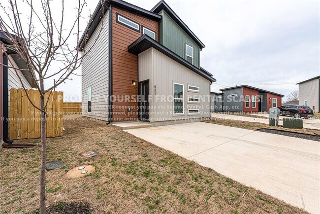 Building Photo - 621 St Charles Pl