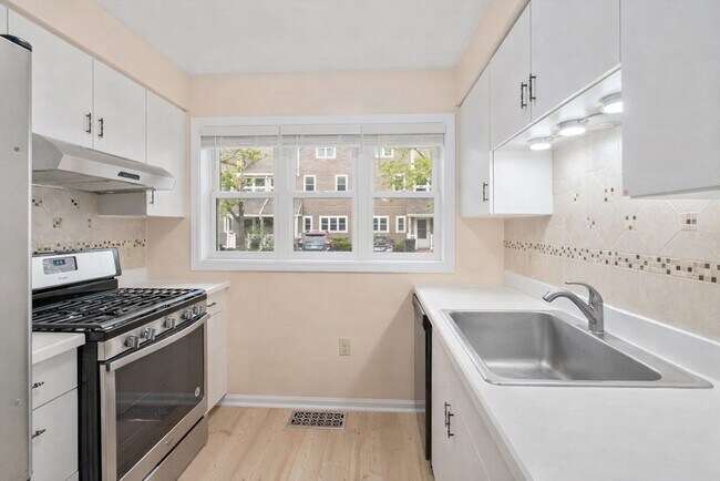 Building Photo - 6 Locust Ln