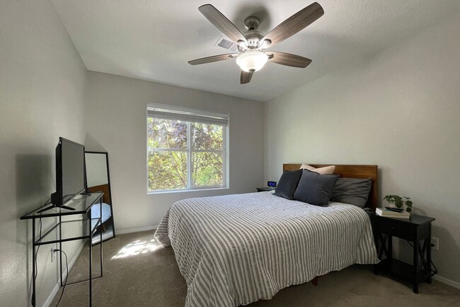 Building Photo - Stunning Forest Heights Home with Washer/D...