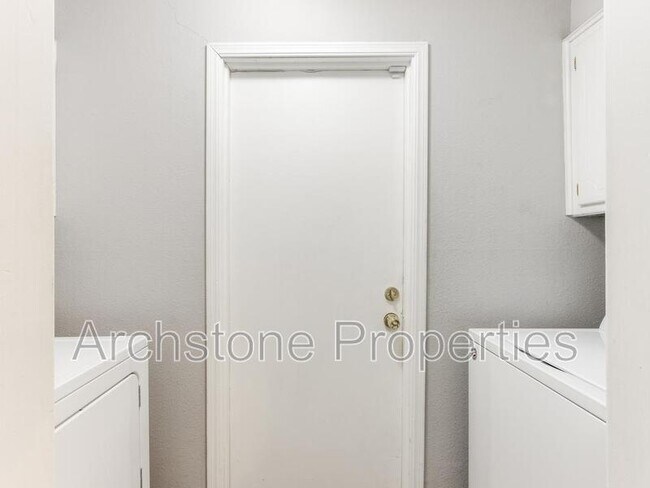 Building Photo - 2524 Boxwood Ave