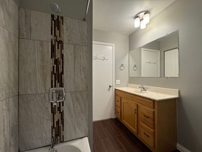 Building Photo - Stunning 3 Bedroom 2 Bathroom Home in Burn...