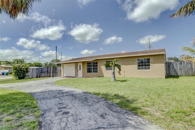 Building Photo - 4961 SW 17th St