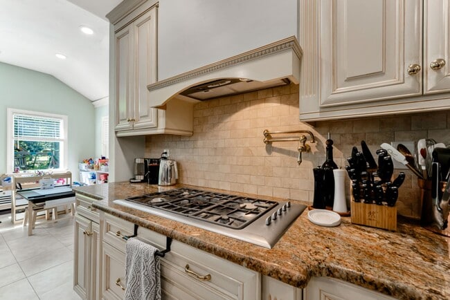 Building Photo - A rare estate-style rental in Thoroughgood