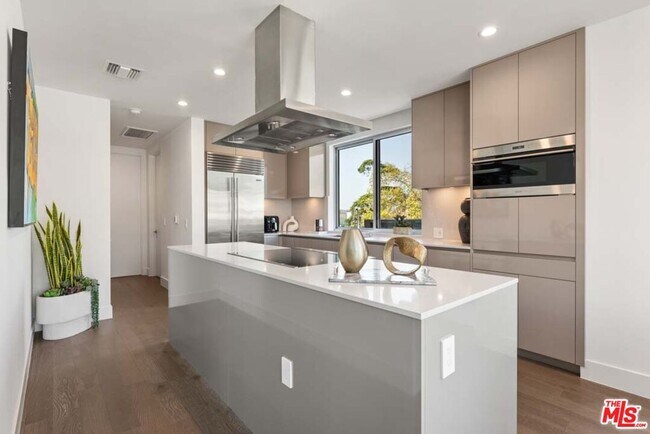 Building Photo - 728 N Sweetzer Ave