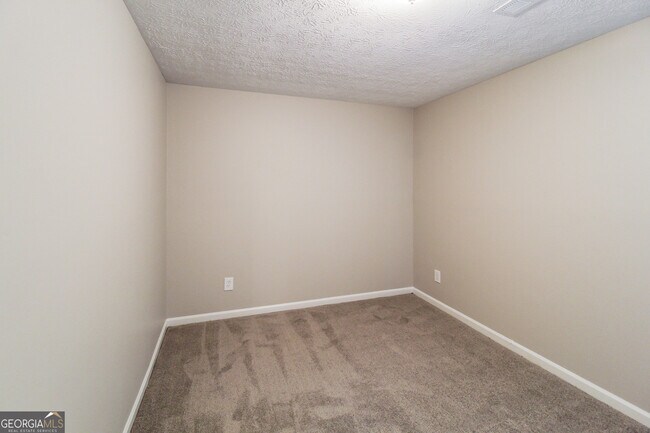 Building Photo - 6231 Willowbrook Dr