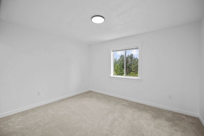 Building Photo - Gorgeous Grandview 5 Bedroom 3 Bath Luxury...
