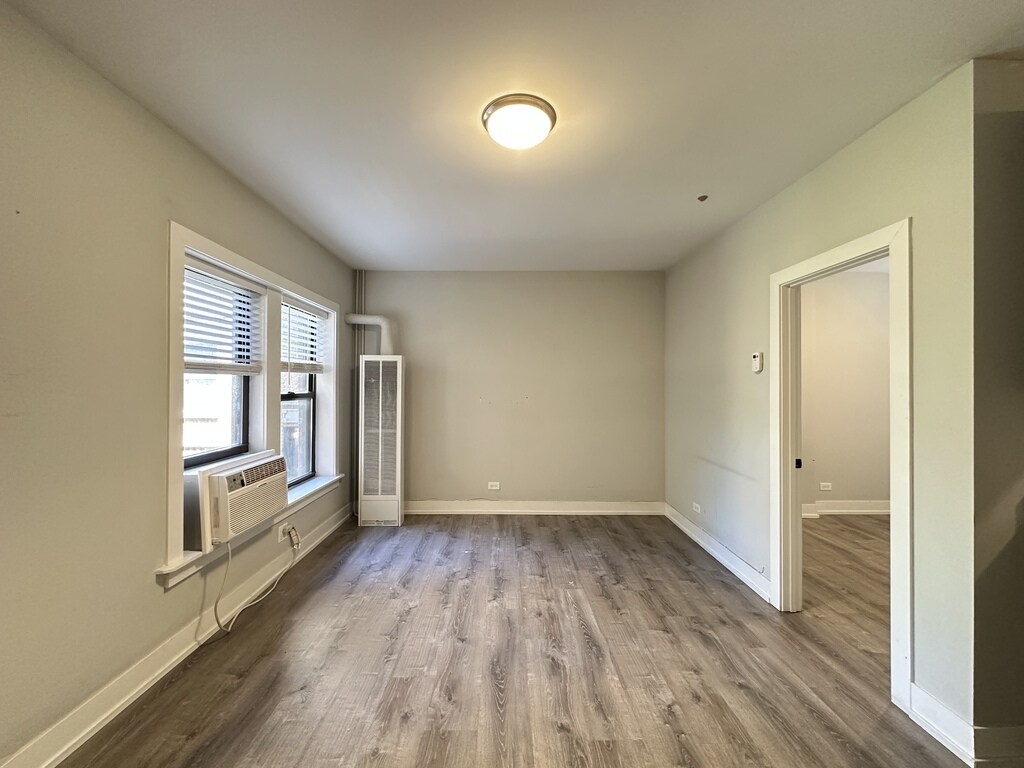 Building Photo - 722 W Brompton Ave