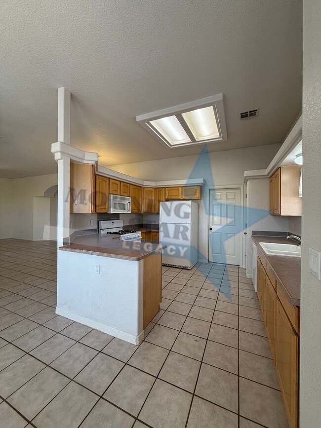 Building Photo - Spacious 3-Bedroom Home Off Roadrunner!
