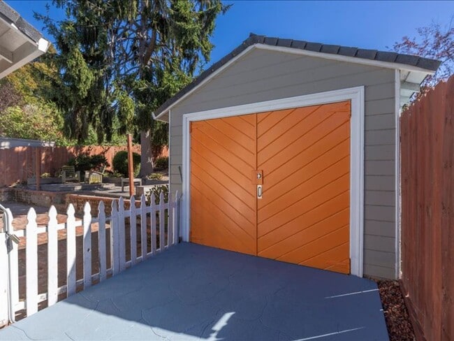 Building Photo - Sunny & Bright Bungalow in King Estates