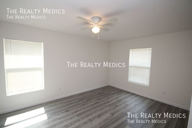 Building Photo - 182 Hillock Ave NW