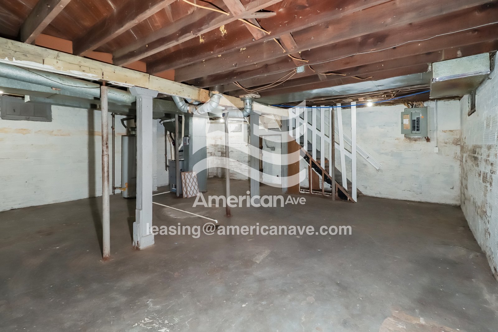 Building Photo - 1002 E Victoria St