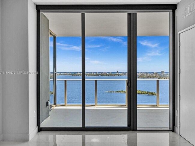 Building Photo - 700 NE 24th St