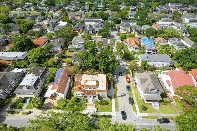 Building Photo - 30 Fontainebleau Dr