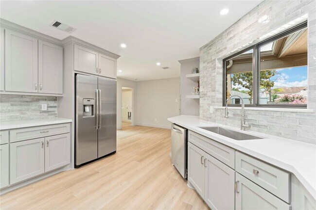 Building Photo - 14147 Hillvale Dr