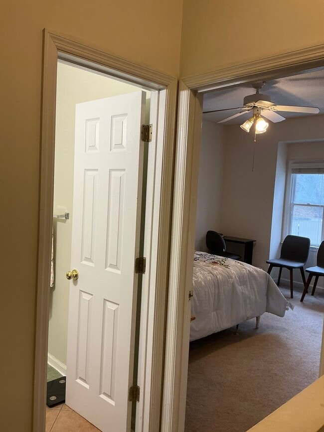 Building Photo - 1 Bedroom/2 .5 Bath Condo located in River...