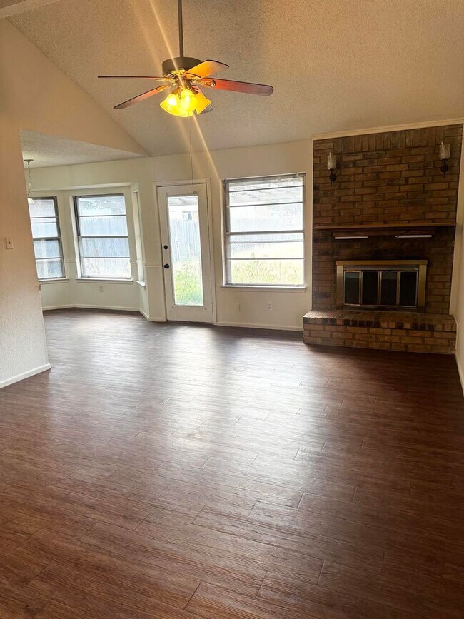 Building Photo - 3 Bedroom 2 Bathroom For Rent