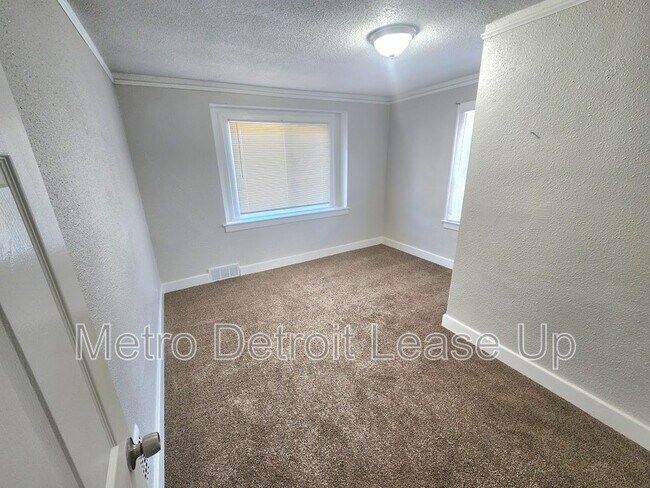 Building Photo - 3651 Buckingham