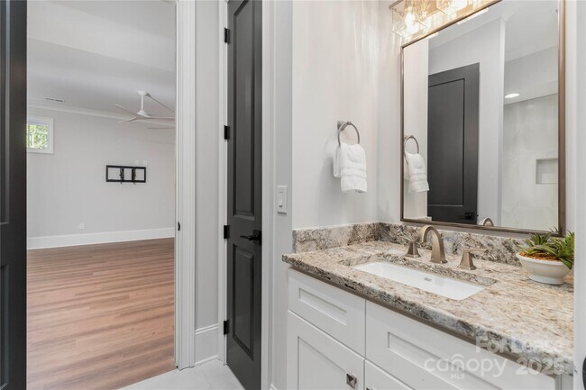 Building Photo - 805 Naples Dr