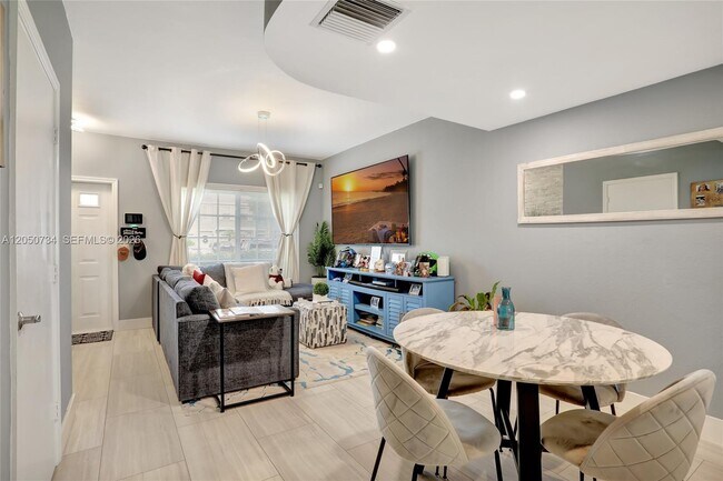 Building Photo - 7921 Sanibel Dr