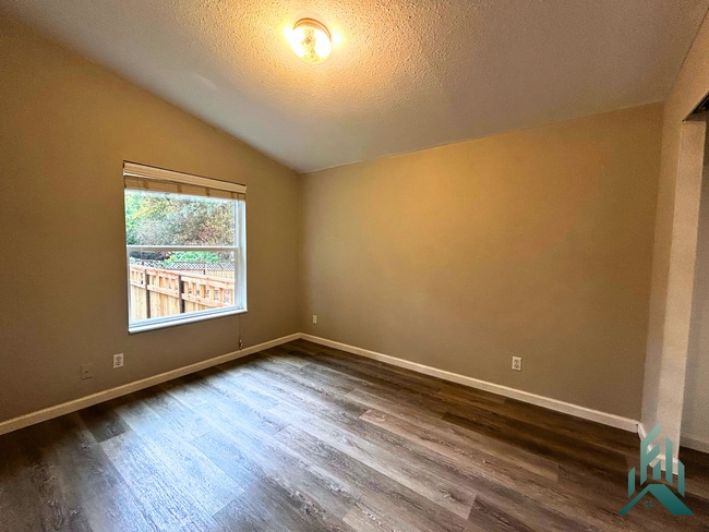 Building Photo - 640 SE Crystal Lake Dr