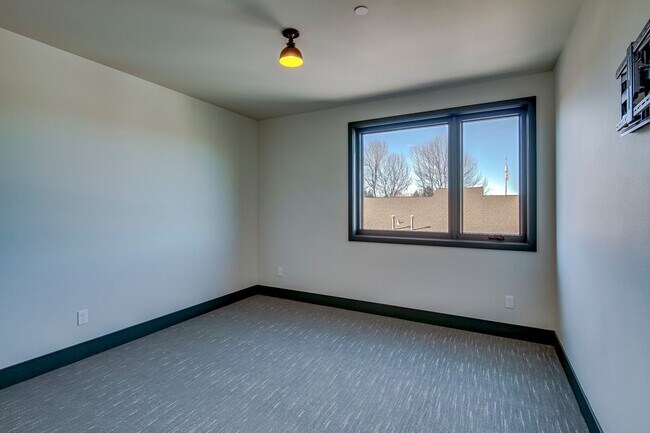 Building Photo - Modern Downtown Redmond 2 Bed/1 Bath Apart...