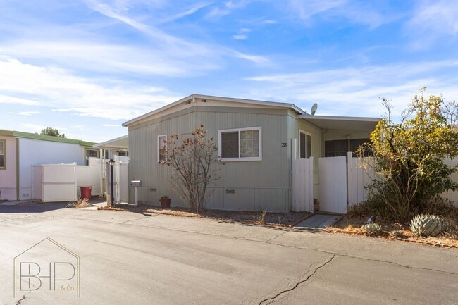 Building Photo - 55+ Senior Community~ 2 bed/2 bath with Am...