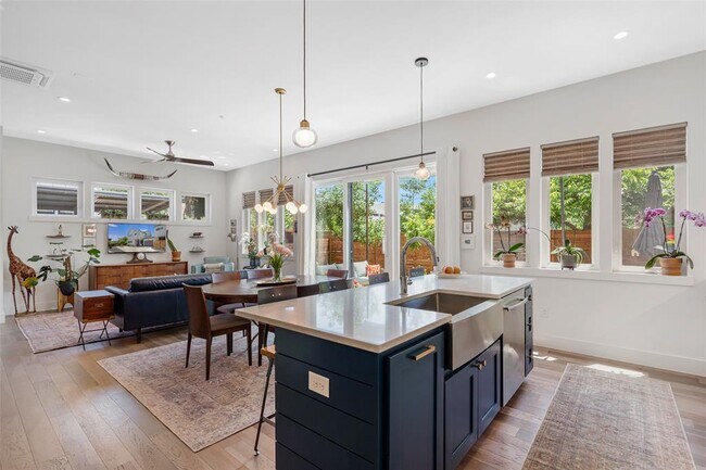 Building Photo - 1217 1/2 W 39th St