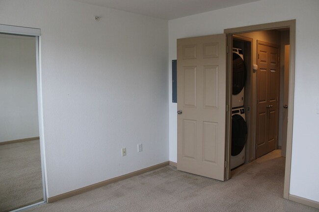 Building Photo - Lovely 2 Bedroom Condo