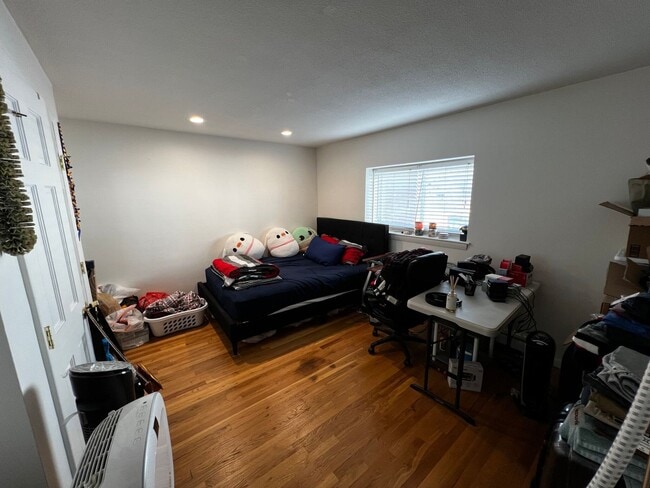 Building Photo - Huge 1 bedroom unit located next to the Green Line.