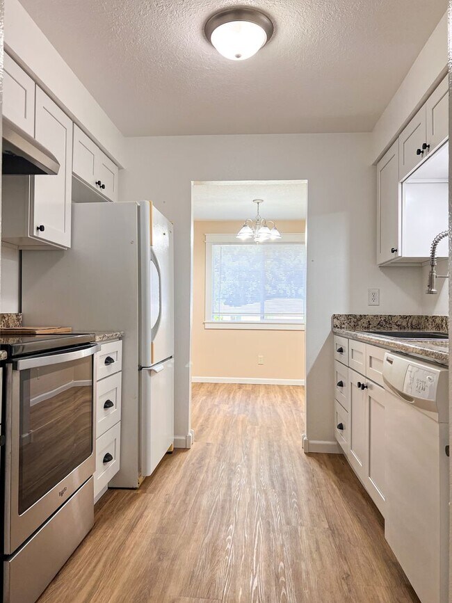 Building Photo - 2BD/1BA DUPLEX W/ GARAGE &YARD IN SALEM