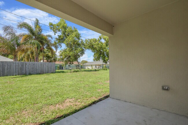 Building Photo - 2550 SE Rock Springs Dr