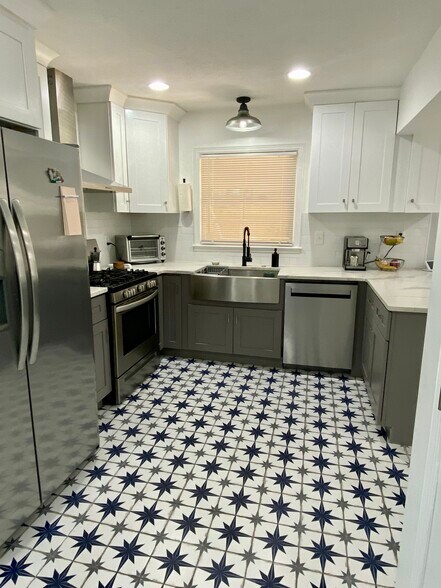Quartz coutnertops and HE appliances - 3172 Sandusky Dr