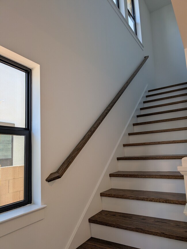 Building Photo - 2102 N Woodburn Pl