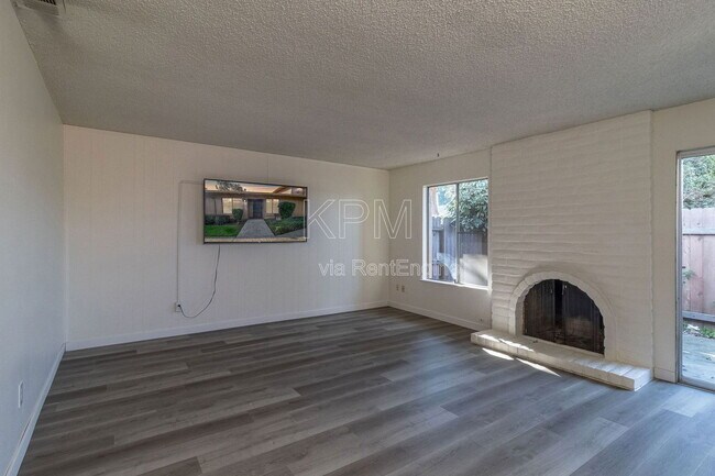 Building Photo - 1077 Rivara Rd