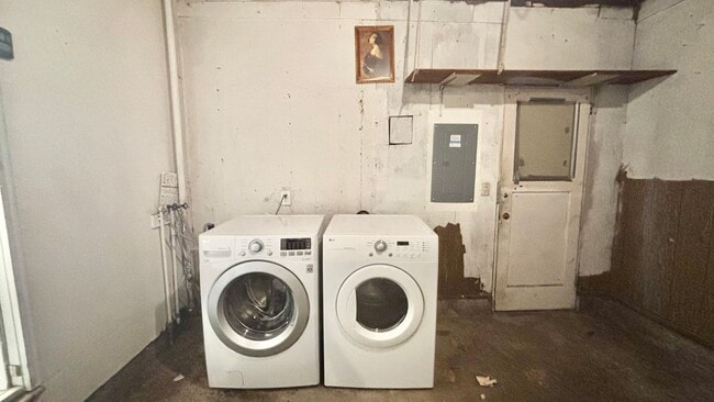Building Photo - 1/2 Month Free - Charming Single-Level Home with Spacious Yard & Easy Portland Access