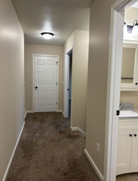 Building Photo - 423 E Cheyenne St