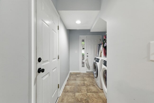 Building Photo - 985 Hollymeade Cir