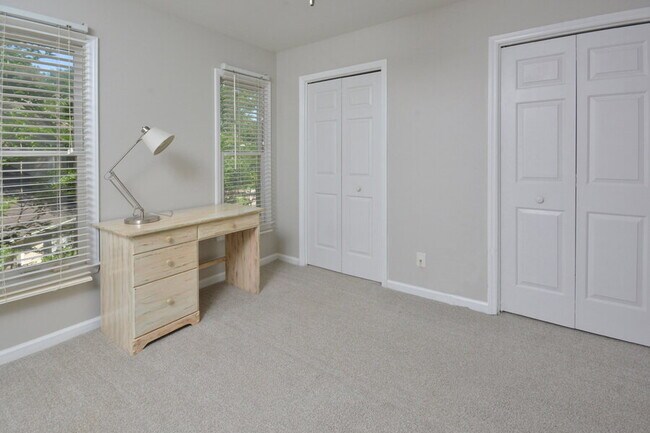 Building Photo - Charming Durham Townhome in Westgate Townes!