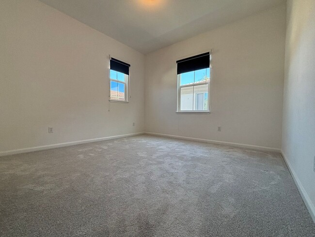 Building Photo - Gorgeous 4 Bed, 3 Bath in Brentwood with S...