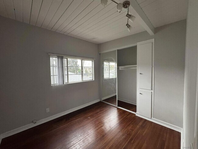 Building Photo - 3815 Vermont St