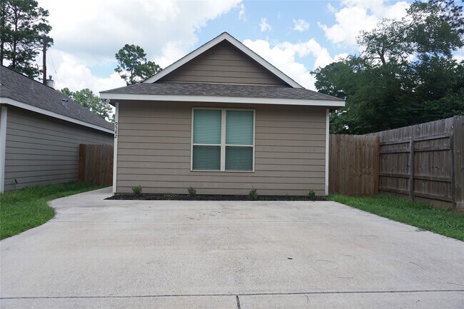 Primary Photo - 9582 Darkwood St