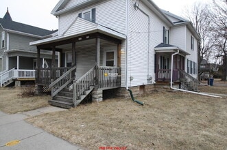 Building Photo - Large 3 - Bedroom Duplex in Oshkosh