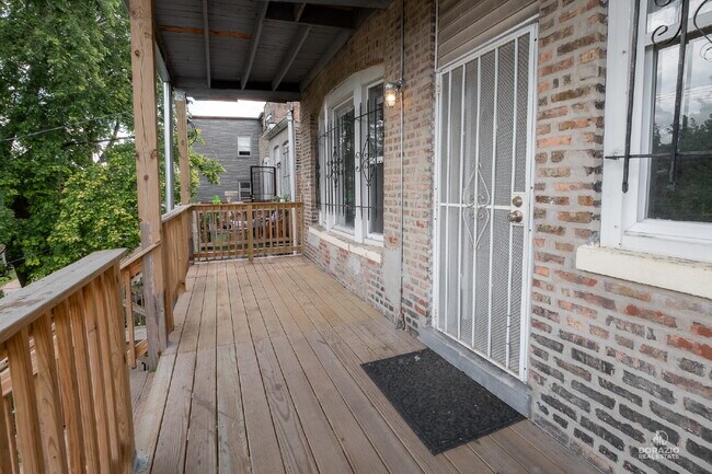 Building Photo - Modern 4BR Apartment with Hardwood Floors, Balcony & Central A/C