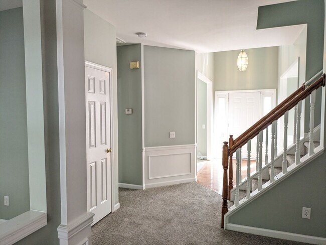 Building Photo - 4 Bedroom Home in Winslow Bay!