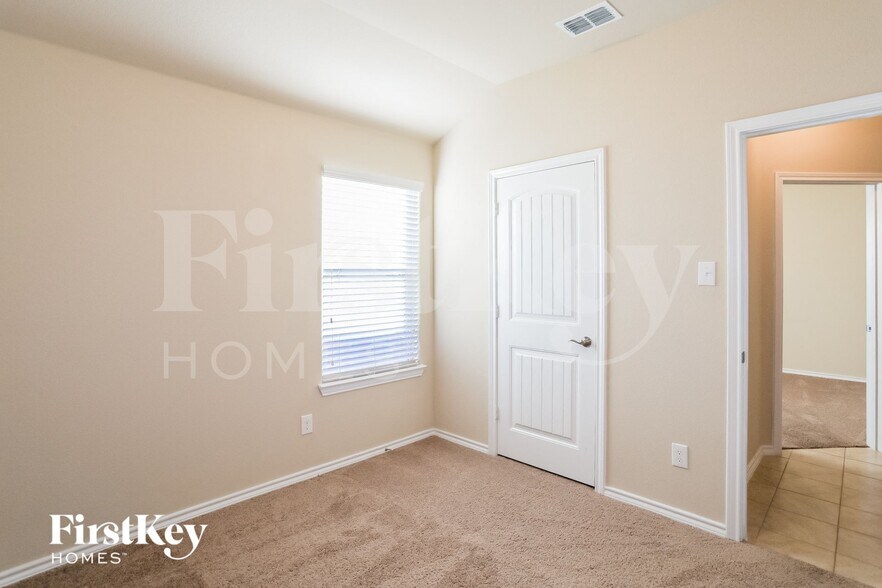 Building Photo - 522 Cantebury Park Ln