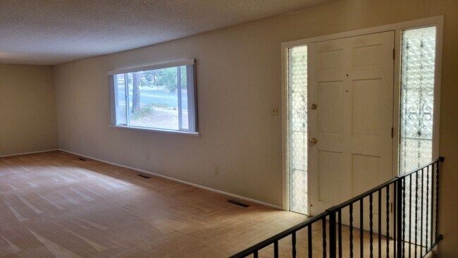 Building Photo - 4 Bed 2.5 Bath with A/C - Available Now!