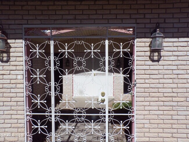 Building Photo - 4820 Louisiana St