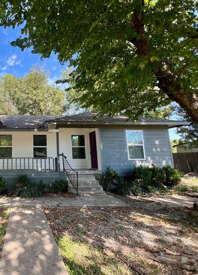 Building Photo - 1505 Maple Dr