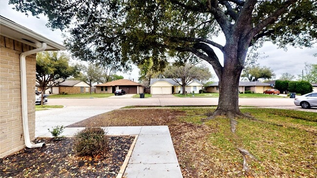 Building Photo - 2331 Barrington Pl Dr